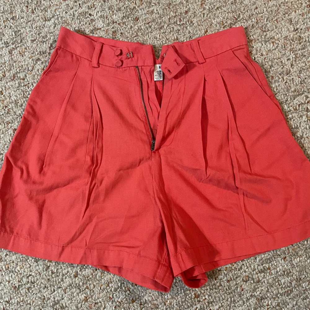 Super cute high waisted shorts w/ pleats